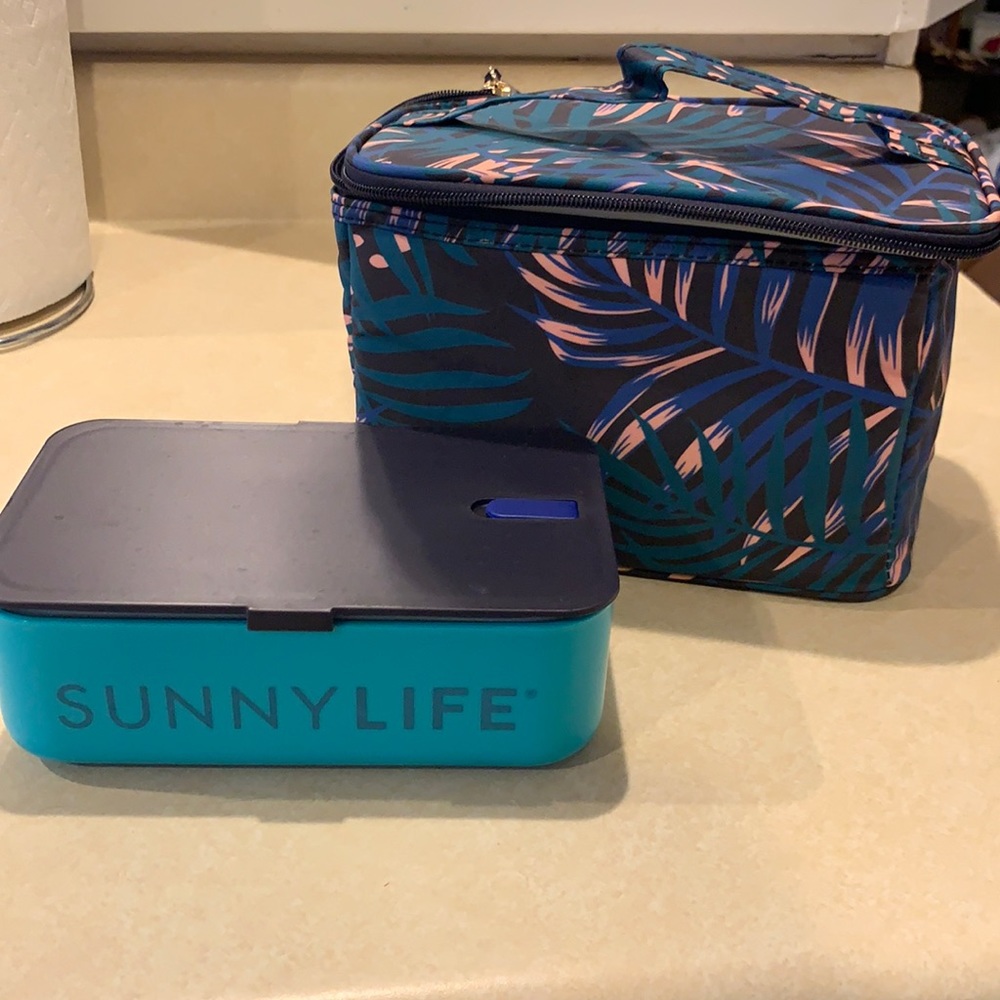 Adorable lunch box with food storage